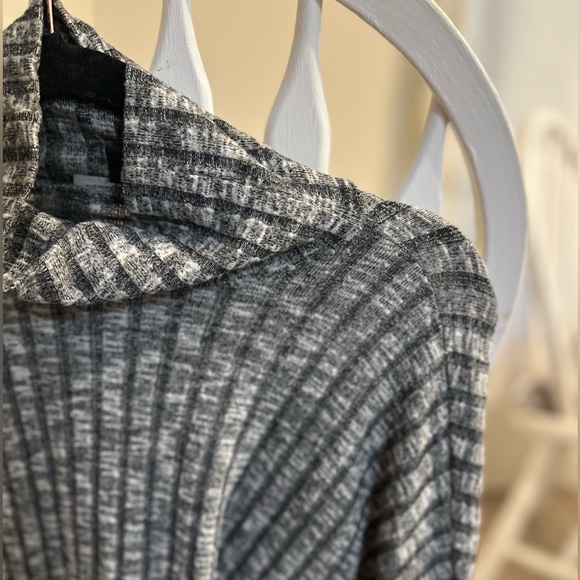 American Eagle Turtleneck Textured Sweater - Picture 4 of 4